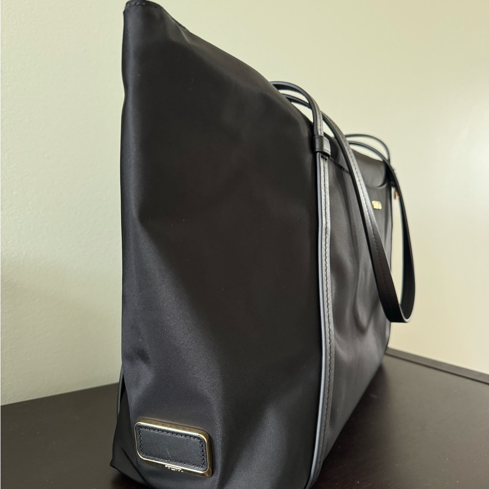 Tumi Voyageur Q Tote NWT - Picture 4 of 7
